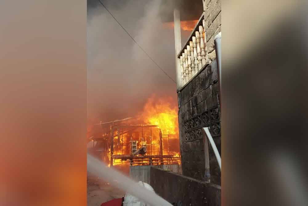 Keadaan rumah yang rapat membuatkan api marak dengan cepat.