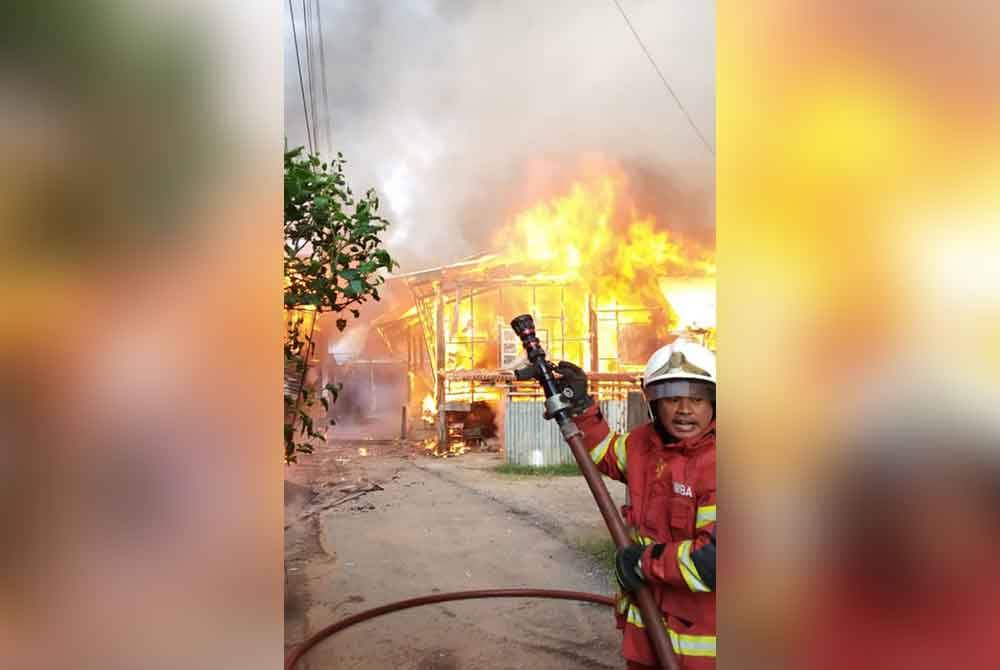 Bomba yang bertungkus lumus memadam kebakaran.