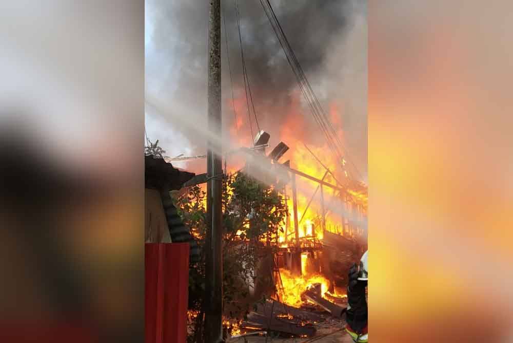 Kebakaran turut memusnahkan sebuah kereta dan dua buah motosikal.