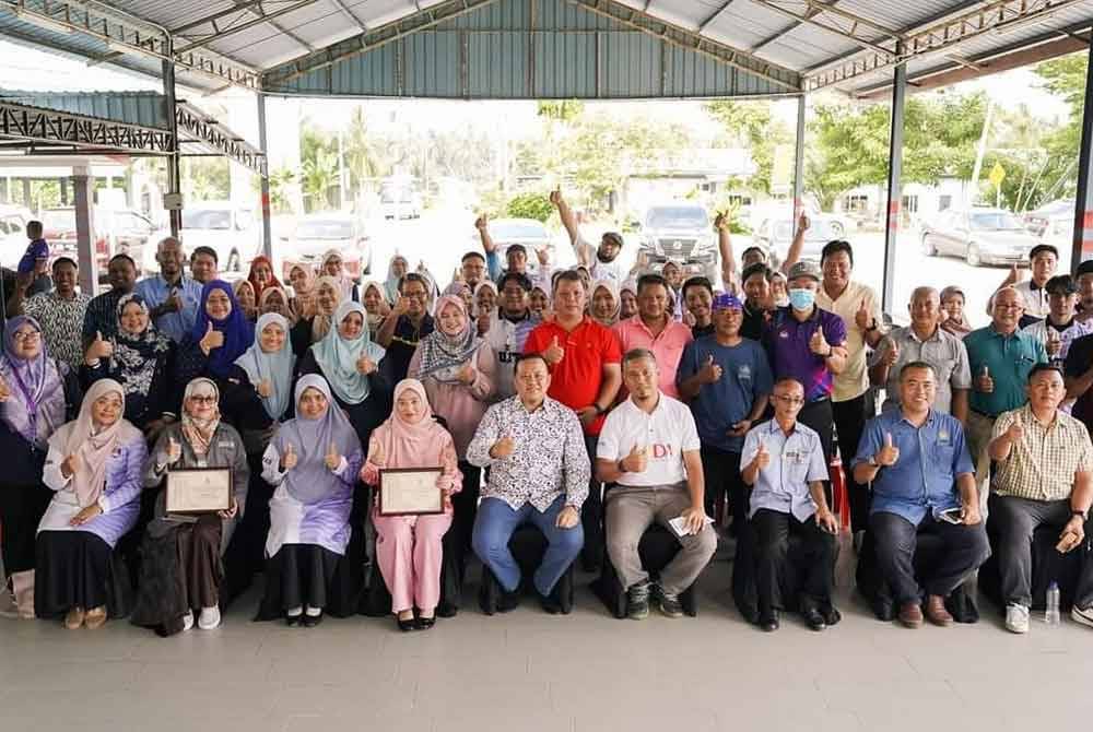 Rizam (lima dari kanan) bergambar bersama peserta yang mengikuti Kursus Pembangunan Projek Klon Melon Selangor dan Kultur Tisu pada Jumaat.