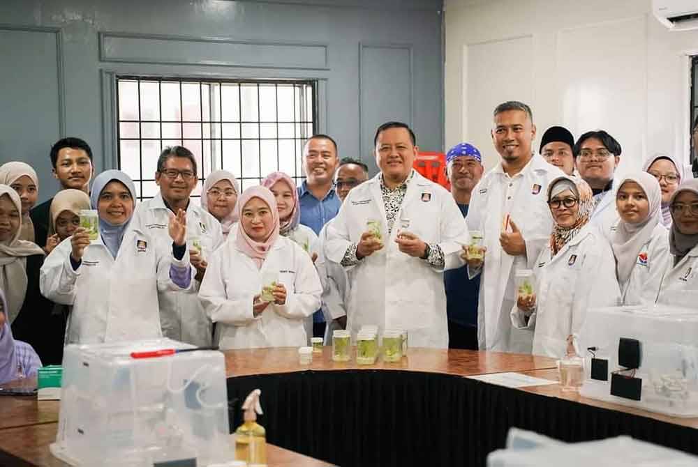 Rizam (lima dari kanan) bergambar bersama pensyarah dan penuntut dari UiTM dan UIN SGD, Indonesia.