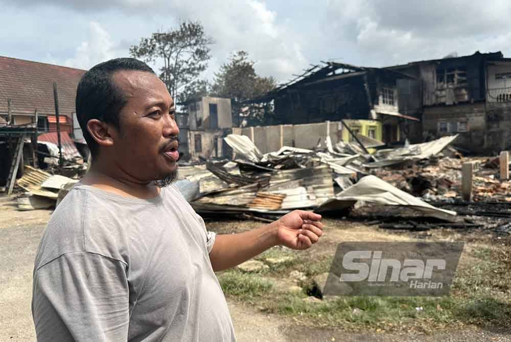 Hilmi menunjukkan rumahnya yang hangus dalam kebakaran pada Jumaat