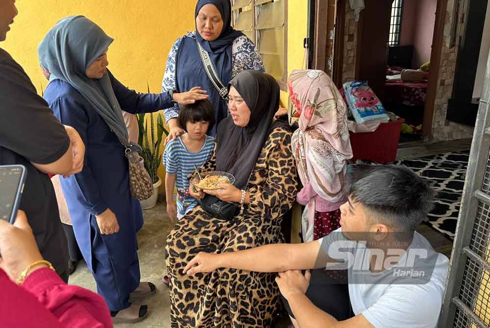 Mohamad Arif Haikal (kanan) bersama ibunya, Mardiana Yaakub, 46, (tengah) dan Ariana (empat dari kanan) yang masih terkejut dengan kejadian itu. Foto SINAR HARIAN