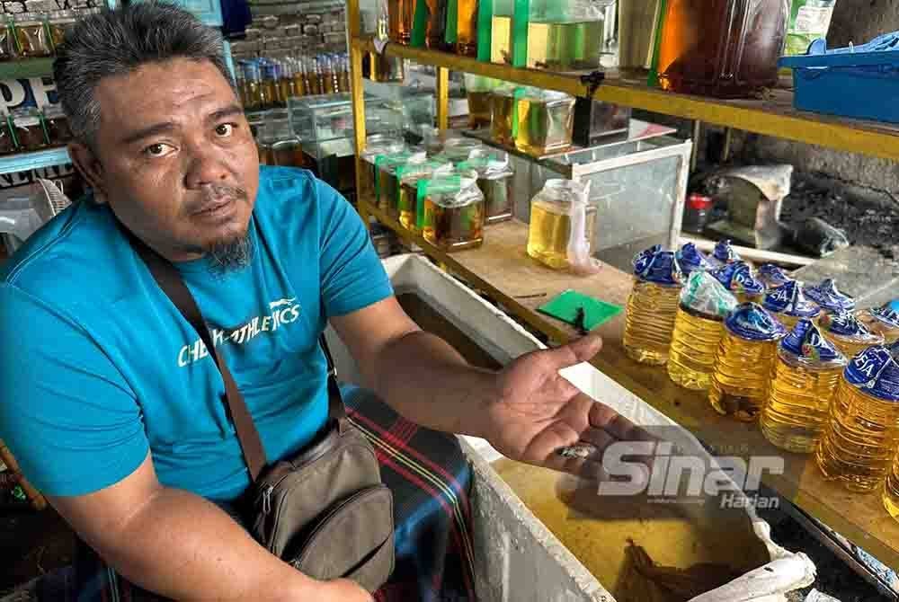 Zarizi menunjukkan ikan laga yang mati.