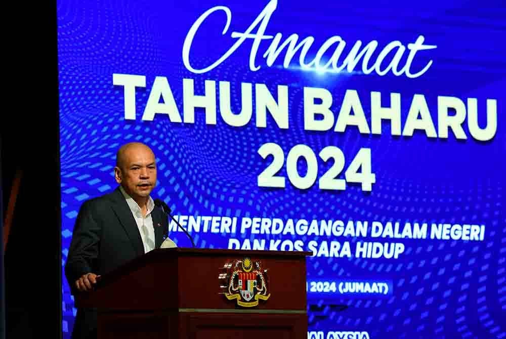 Datuk Armizan Mohd Ali ketika
menyampaikan Amanat pada Majlis Amanat Tahun Baharu 2024 di Dewan Serbaguna, Kementerian Perdagangan Dalam Negeri pada Jumaat. Foto Bernama