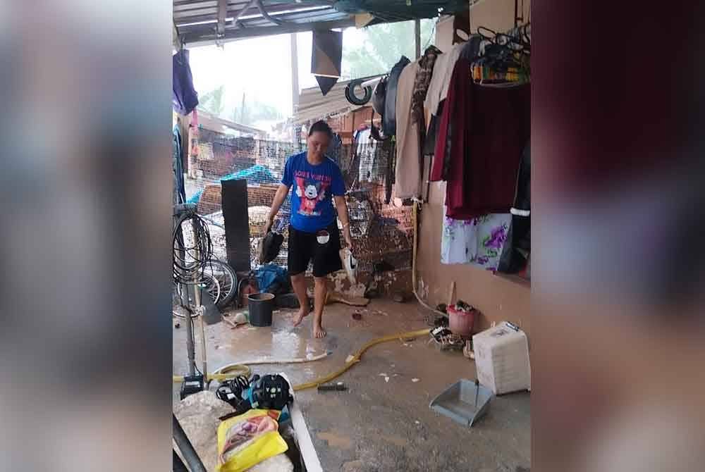 Tospita mengemaskan kasut yang berselerak akibat banjir.