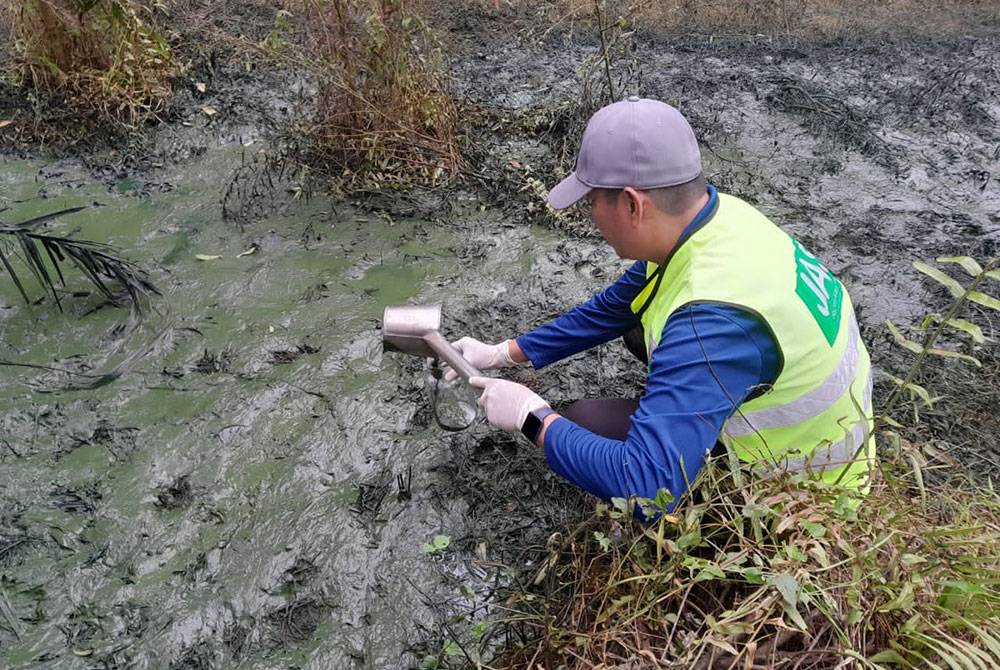 JAS Negeri Sembilan mengesan pencemaran cecair disyaki bahan berbahaya berdekatan premis Cypark dan Kualiti Alam, Seremban pada Jumaat. Foto JAS Negeri Sembilan