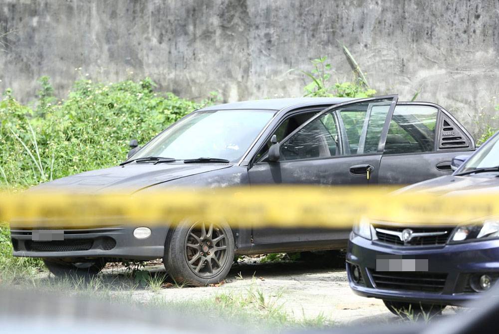 Mayat seorang lelaki ditemui dalam keadaan berbau busuk dan berulat dalam sebuah kereta di Ipoh pada Jumaat.