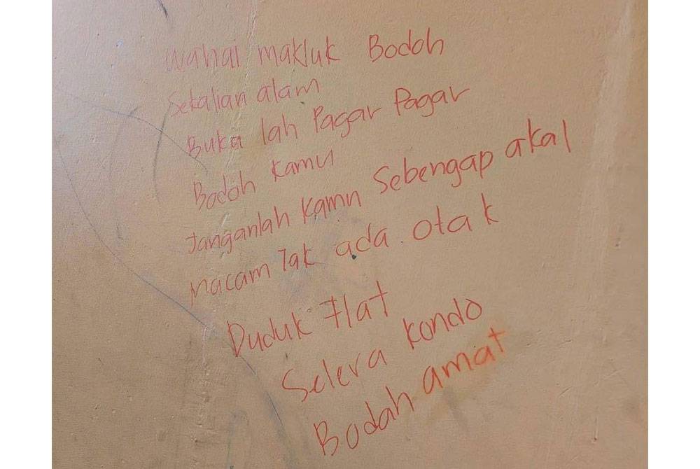 Penduduk meluahkan kemarahan menerusi contengan dinding berhampiran pintu jeriji.