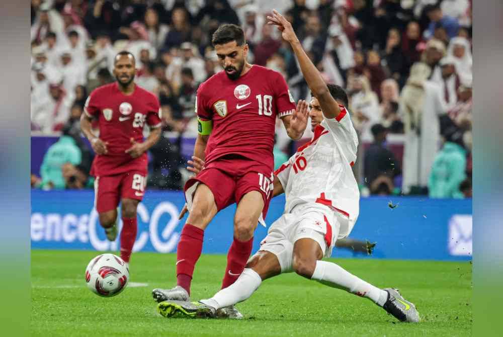 Pemain Qatar Hasan Al Haydos (depan, kiri) diasak pertahanan Lubnan pada perlawanan pembukaan di antara Qatar menentang Lubnan pada Piala Asia 2023 di Stadium Lusail. Foto Bernama