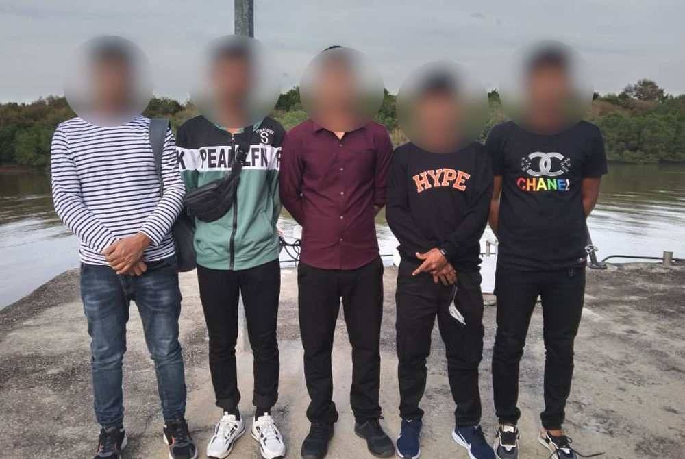 Lima PATI warga Myanmar ditahan kerana menggunakan dokumen meragukan di kedudukan 6.6 batu nautika barat laut muara Kuala Kedah pada Jumaat.
