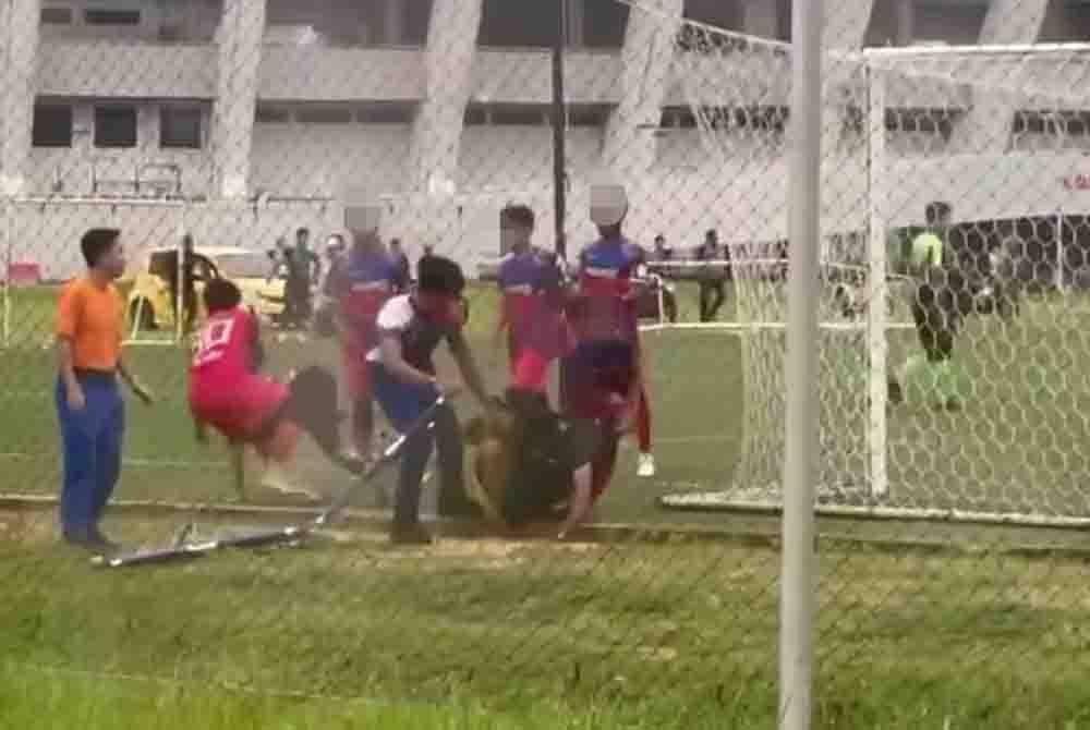 Tangkap layar video tular memaparkan insiden pergaduhan yang berlaku di padang sintetik Kompleks Sukan Negeri Terengganu, Gong Badak di Kuala Nerus pada petang Jumaat.