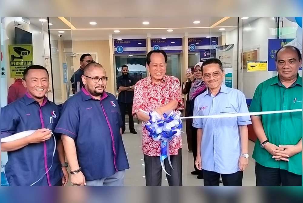 Ahmad ( tengah) merasmikan Sahabat Ar Rahnu Pontian, di Pusat Perdagangan Pontian pada Sabtu.