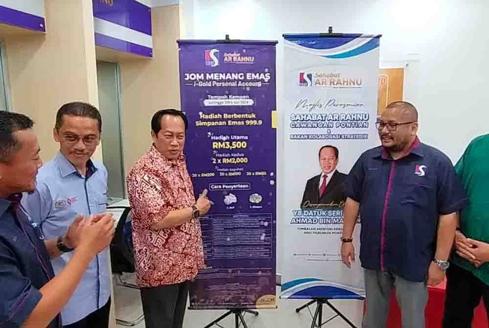 Ahmad (tiga dari kiri) ketika merasmikan Sahabat Ar Rahnu Cawangan Pontian di Pusat Perdagangan Pontian pada Sabtu.