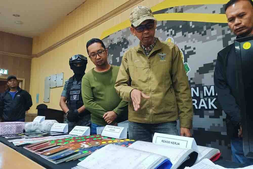 Jafri Embok (dua dari kanan) menunjukkan barangan rampasan yang diperolehi hasil serbuan ke atas lima premis sekitar Ipoh menerusi Operasi Khas pada Jumaat.