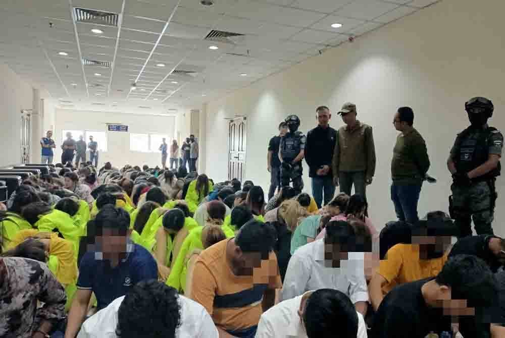 Operasi Khas dijalankan pada Jumaat berjaya menahan 141 orang dengan 117 daripadanya wanita warga asing, 14 lelaki warga asing manakala 10 lagi warga tempatan dipercayai penjaga premis.