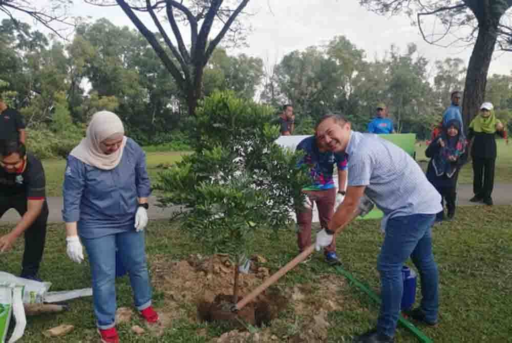 Sze Han (kanan) ditemui pada Program Penanaman Pokok: Pledge an Plant A Tree di Bukit Kinrara, pada Sabtu.