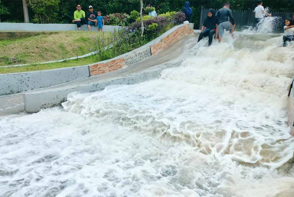 Air pasang besar di Taman Negara Johor Tanjung Piai tidak ubah seperti air terjun.