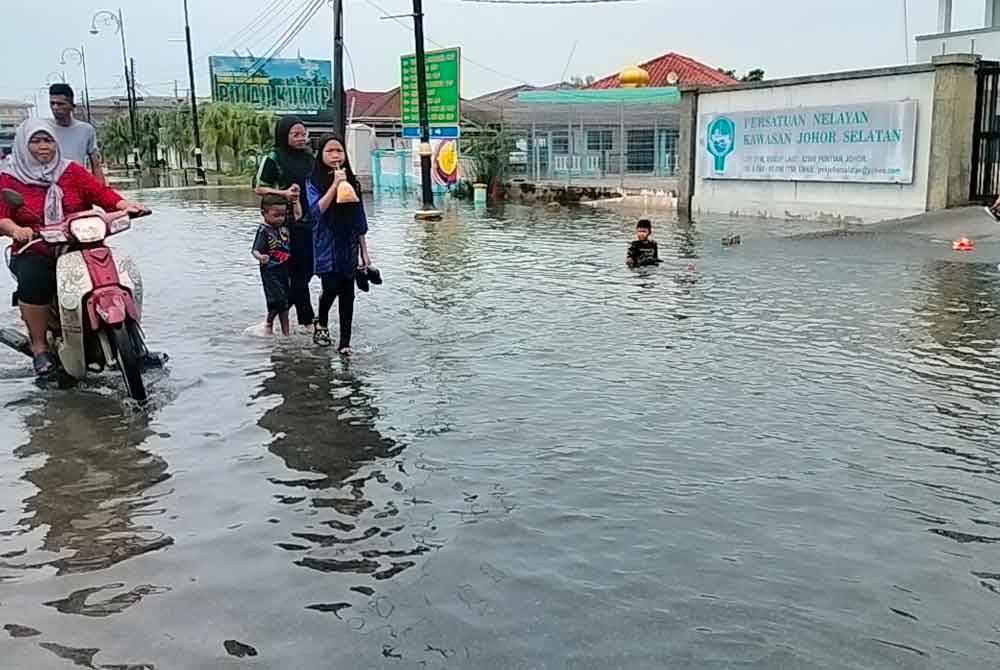 Keadaan di Pekan Kukup yang dilanda air pasang besar pada Sabtu.