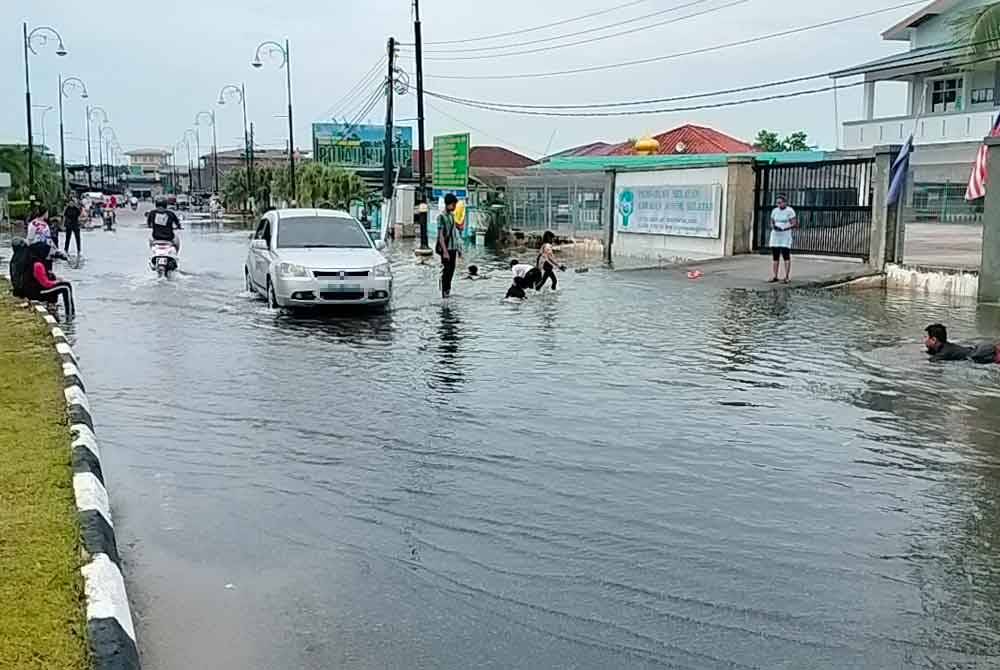 Keadaan air pasang besar di Pekan Kukup pada Sabtu.