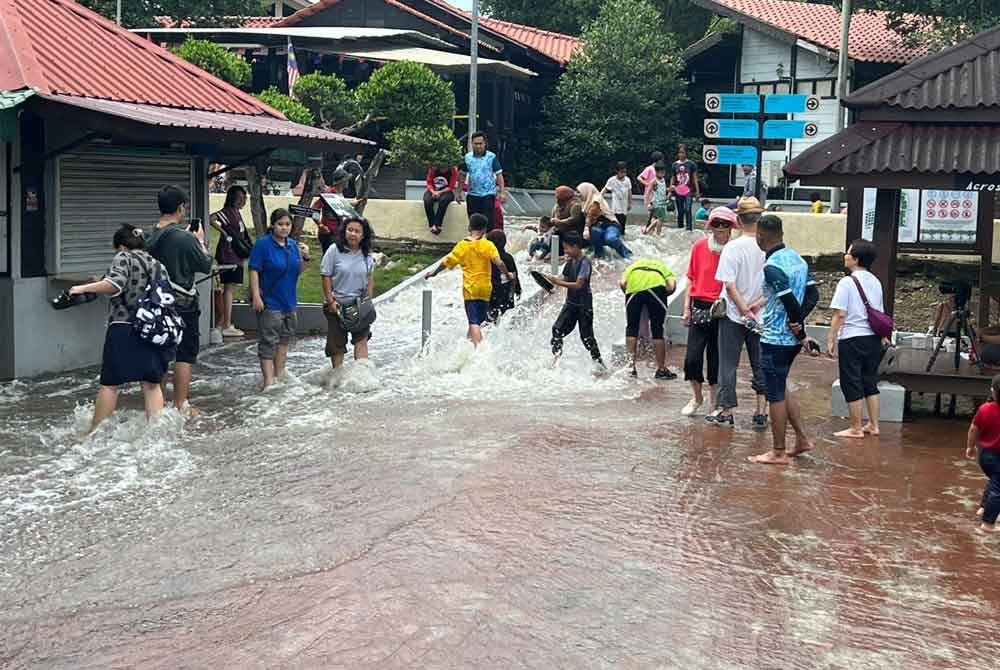 Orang ramai memenuhi kawasan hadapan pintu masuk Taman Negara Johor Tanjung Piai untuk melihat air pasang besar pada Sabtu.