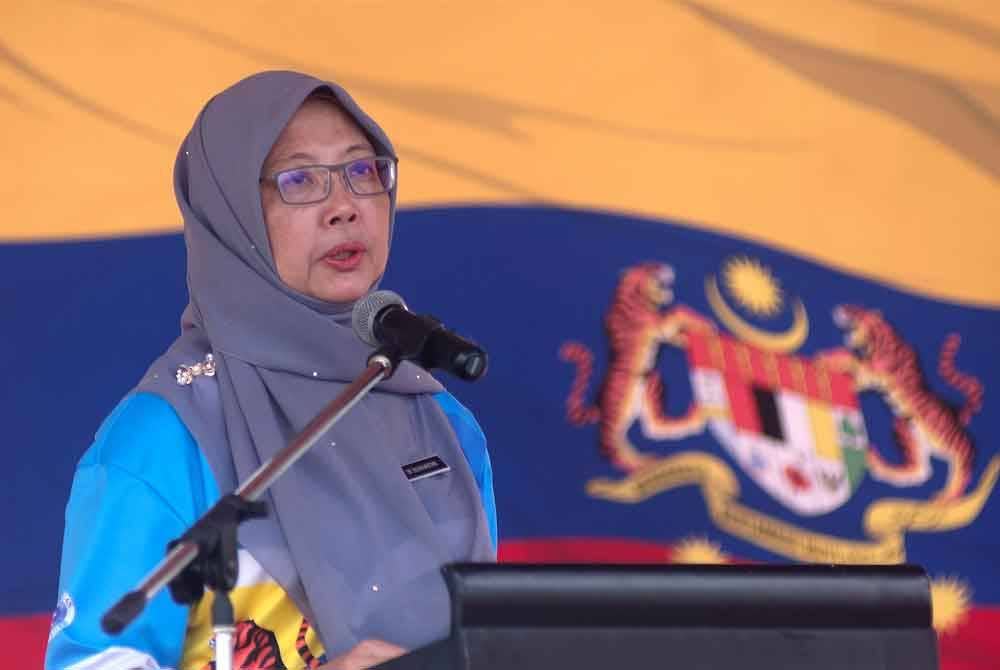 Menteri di Jabatan Perdana Menteri (Wilayah Persekutuan) Dr Zaliha Mustafa berucap melancarkan Kempen Kibar Bendera Wilayah Persekutuan 2024 di Taman Damai, Layang-Layangan pada Sabtu. - Foto Bernama