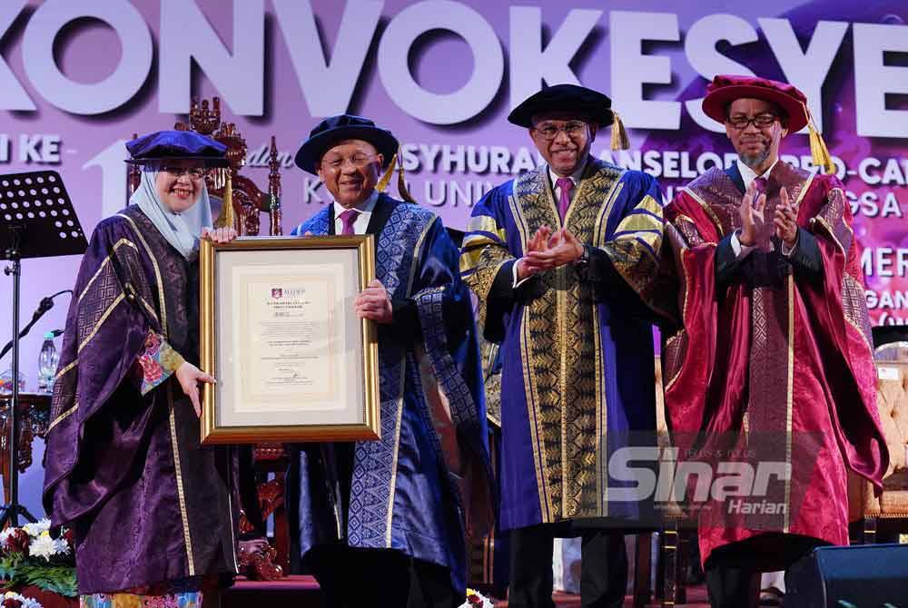 Azman Hashim (dua dari kiri) menyampaikan watikah pelantikan Pro-Canselor kepada Profesor Emerita Datuk Dr Asma Ismail sempena Majlis Konvokesyen UCMI kali ke-14 di Pusat Dagangan Dunia Kuala Lumpur (WTCKL) pada Sabtu. FOTO SINAR HARIAN/MOHD HALIM