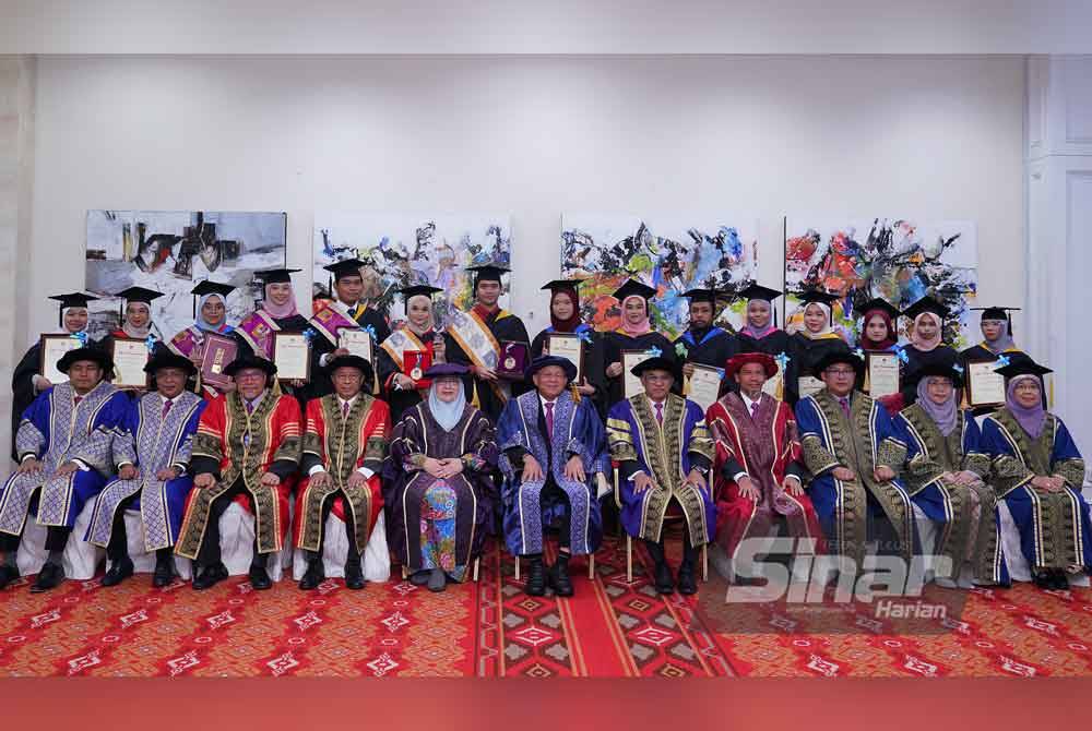 Azman (enam dari kanan) dan Asma (lima dari kiri) merakam kenangan bersama graduan yang juga penerima anugerah terbaik sempena Majlis Konvokesyen UCMI kali ke-14 di Pusat Dagangan Dunia Kuala Lumpur (WTCKL) pada Sabtu.