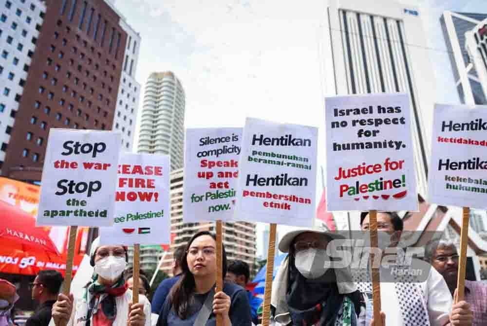 Peserta berhimpun sempena ‘Hari Bertindak Global: Gencatan Senjata Sekarang, Hentikan Perang di Gaza’ berhampiran Kedutaan Amerika Syarikat pada Sabtu. Foto SINAR HARIAN/MOHD RAFIQ REDZUAN HAMZAH
