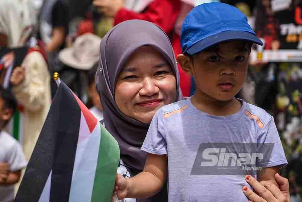 Fadhlina juga hadir pada Himpunan “Global Day of Action: Ceasefire Now, Stop War on Gaza” di Malaysia yang berlangsung di berhampiran Kedutaan Besar Amerika Syarikat pada Sabtu. Foto SINAR HARIAN / MOHD RAFIQ REDZUAN HAMZAH
