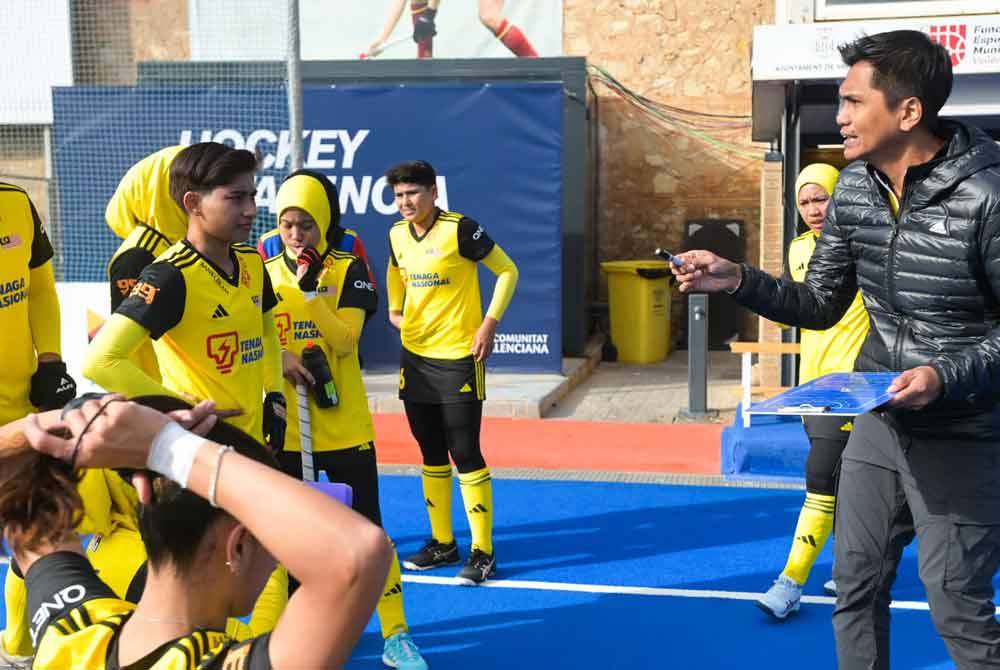 Mohd Nasihin (kanan) memberi kata-kata semangat buat para pemain yang akan menentang Kanada dalam aksi kelayakan Sukan Olimpik Paris 2024 di Valencia pada Ahad. Foto FB MHC