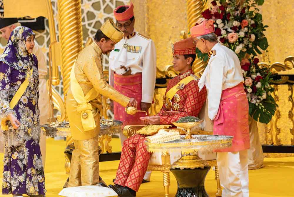 Sultan Hassanal Bolkiah dan isteri, Raja Isteri Pengiran Anak Hajah Saleha menghadiri Majlis Istiadat Berbedak Pengantin Diraja sempena perkahwinan Putera Mateen dan Dayang Anisha di Istana Nurul Iman.