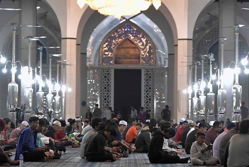 Orang ramai hadir untuk menunaikan solat Subuh secara berjemaah pada program Geng Subuh Macam Jumaat di Masjid Sultan Salahuddin Abdul Aziz Shah. Foto Bernama