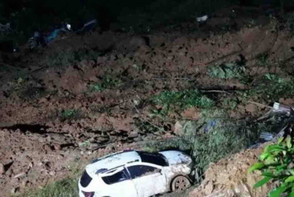 Sekurang-kurangnya 33 orang terbunuh manakala 19 yang lain cedera dalam insiden tanah runtuh di lebuh raya berhampiran bandar Carmen de Atrato di wilayah Choco di Colombia. Foto Reuters