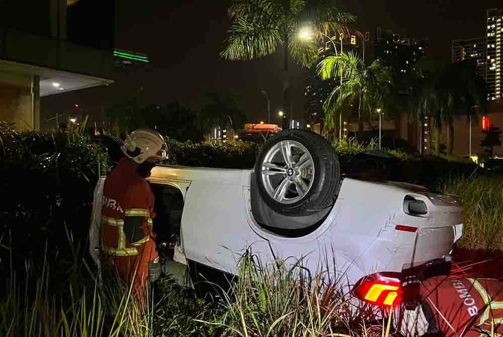 Anggota bomba menjalankan pemeriksaan melibatkan kereta milik mangsa setelah dipercayai terjatuh dari tingkat dua sebuah bangunan di Setia Alam pada Sabtu.
