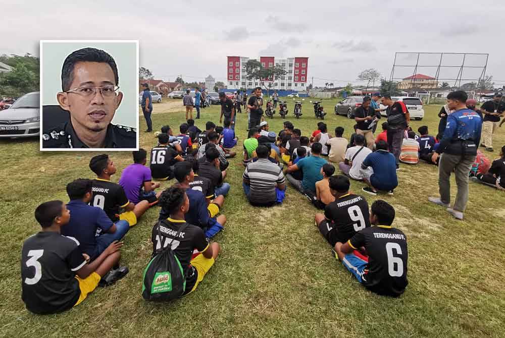 Sekumpulan lelaki warga asing yang leka bermain bola sepak ditahan dalam operasi dijalankan di padang bola Tok Jembal, Kuala Nerus pada petang Jumaat. Gambar kecil: Azhar