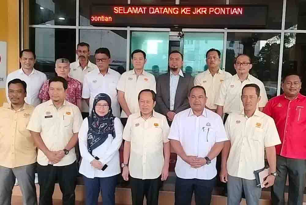 Ahmad (empat dari kiri) bergambar bersama warga kerja JKR Pontian pada Ahad.