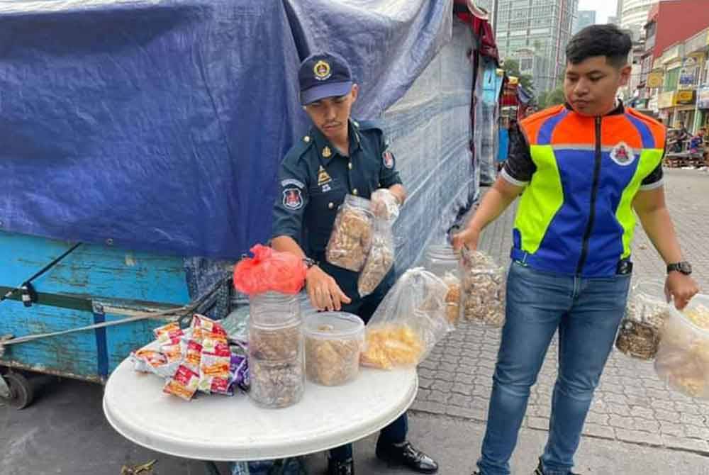 DBKL turut menyita barang milik seorang peniaga makanan ringan warga asing yang menjalankan perniagaan tanpa lesen sah.