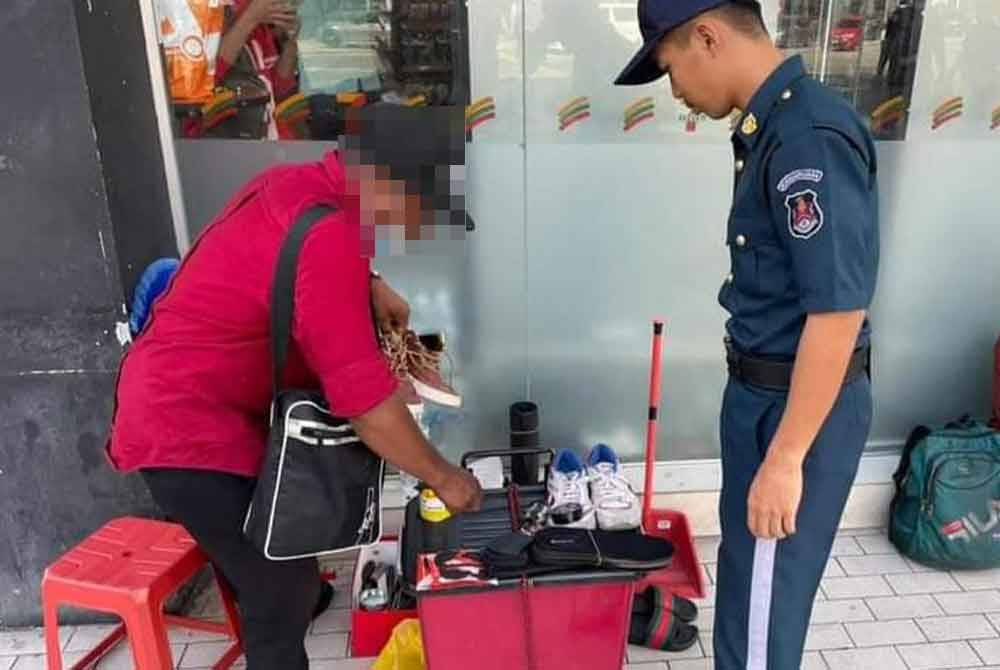 Penguat kuasa DBKL menyita barang milik tukang kasut yang menjalankan perniagaan tanpa lesen sah.