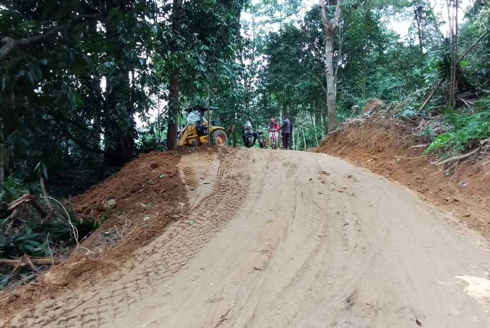 Jalan sementara ke Kampung Janggut Seberang kini dalam pembinaan.