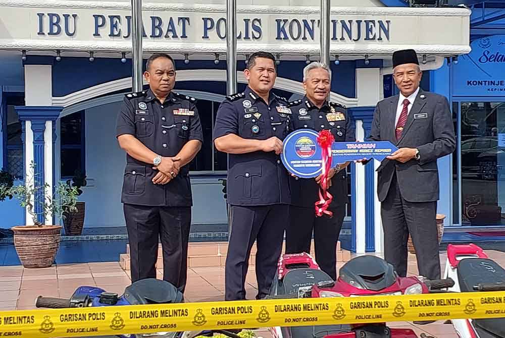 Mazli (dua dari kiri) ketika Program Serah Terima Harta Lucut Hak Jabatan Siasatan Jenayah Narkotik Kontinjen Terenggan