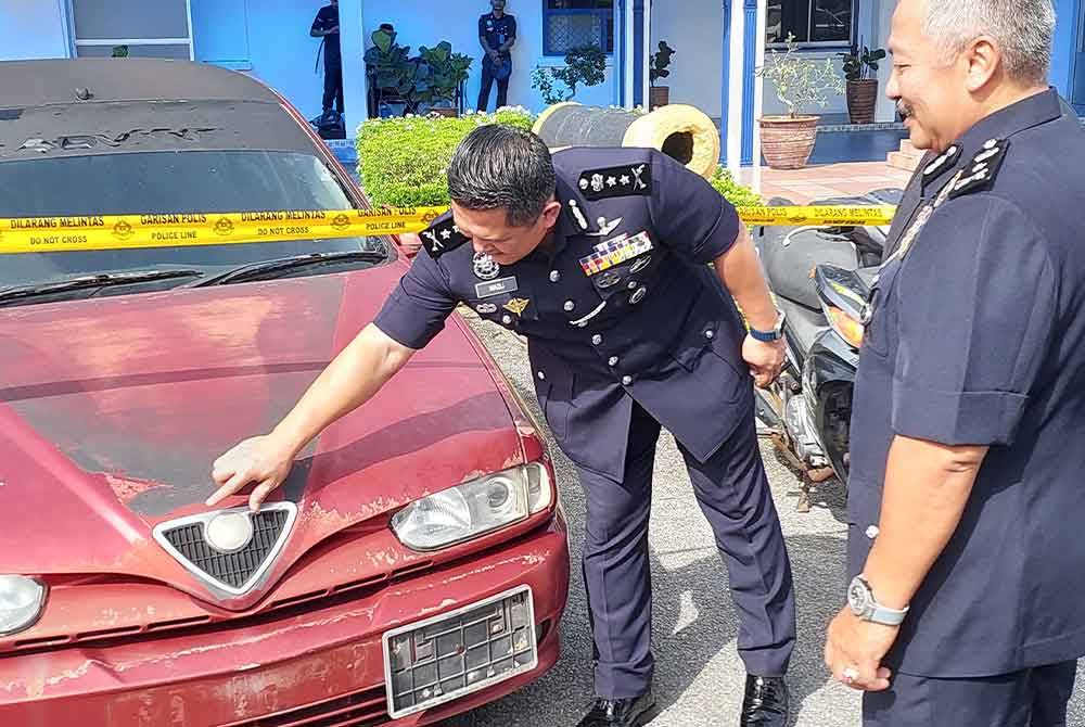 Mazli memeriksa kenderaan yang dilucut hak