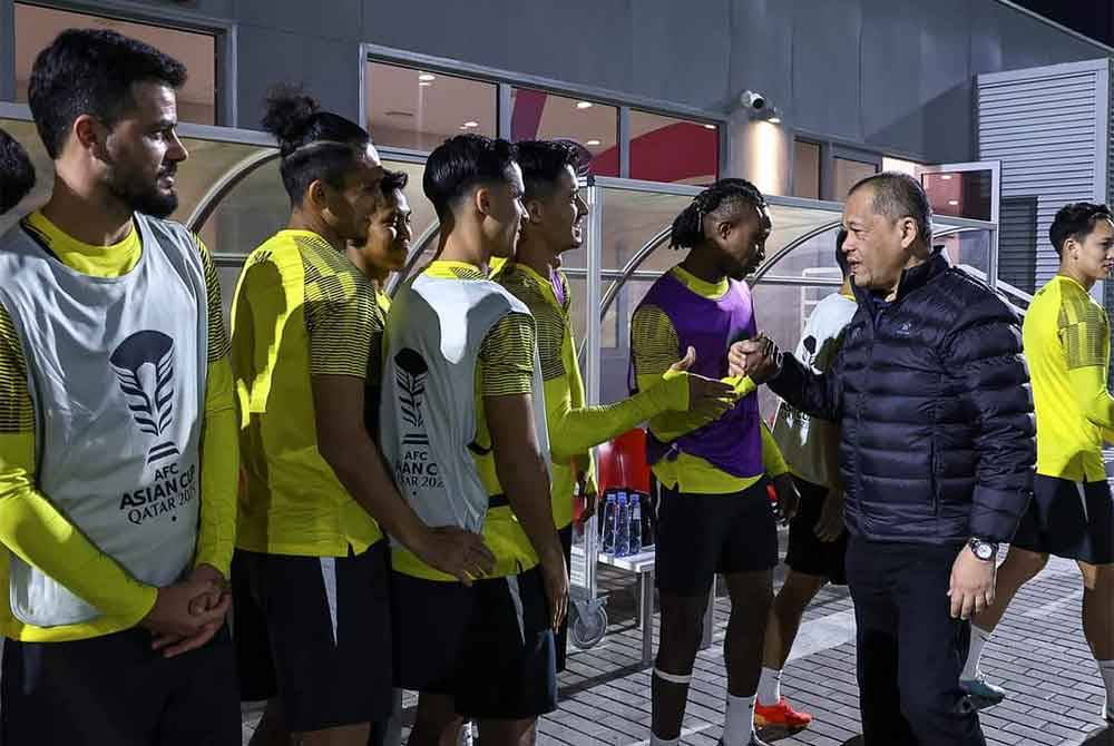 Hamidin (kanan) ketika bertemu pemain negara di Universiti Qatar pada Sabtu.