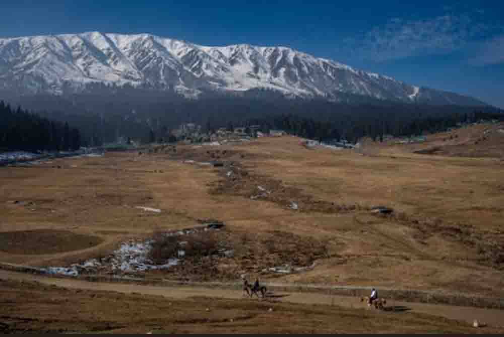 Di kawasan ski terbesar di Asia, Gulmarg, hampir tidak ada salji kali ini. - Foto AP