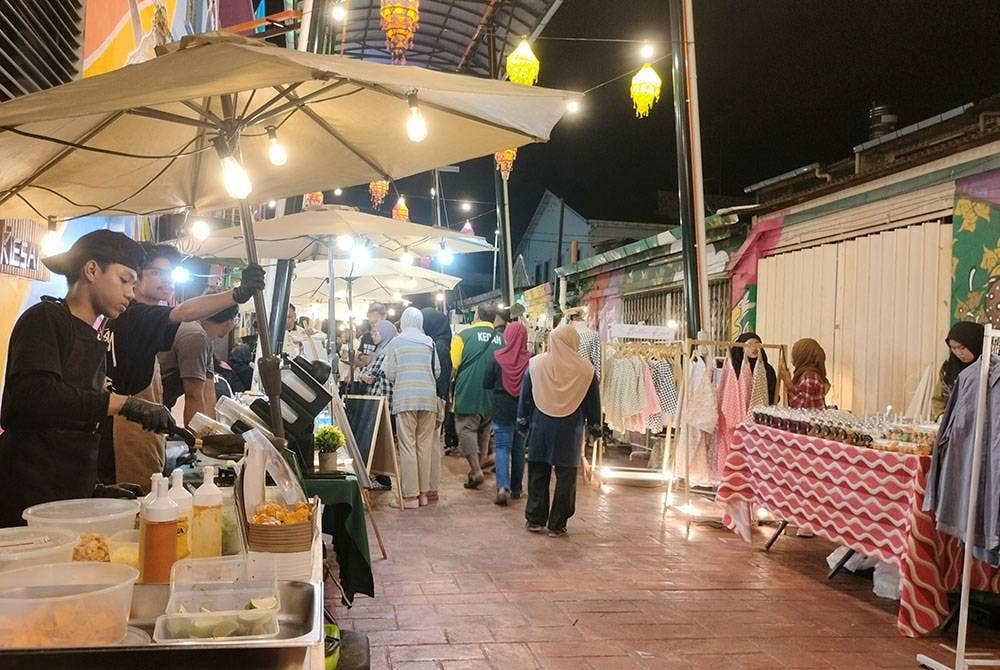 Lorong tepi yang diberi nafas baharu dilengkapi hiasan lampu dan laluan pejalan kaki berbumbung.