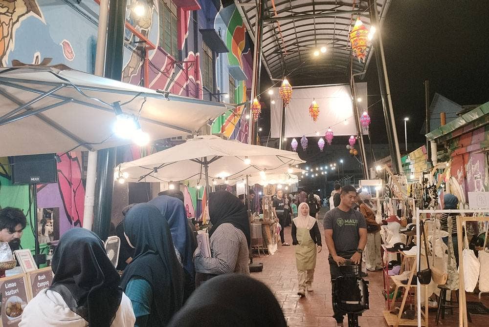 Siar Seni SP yang dihiasi kilauan lampu dan perhiasan menjadi tarikan pengunjung.