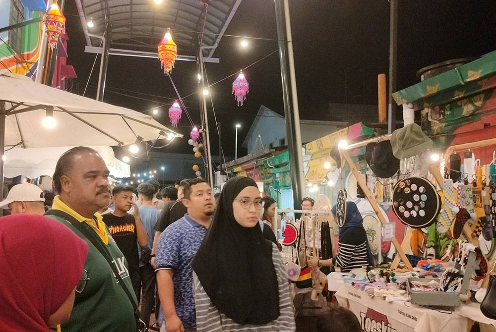 Orang ramai meninjau jualan yang dibuka di Siar Seni SP.