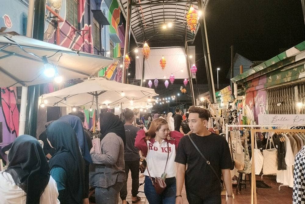 Pelbagai jualan disediakan di lorong tepi sepanjang 60 meter yang baharu dinaik taraf.