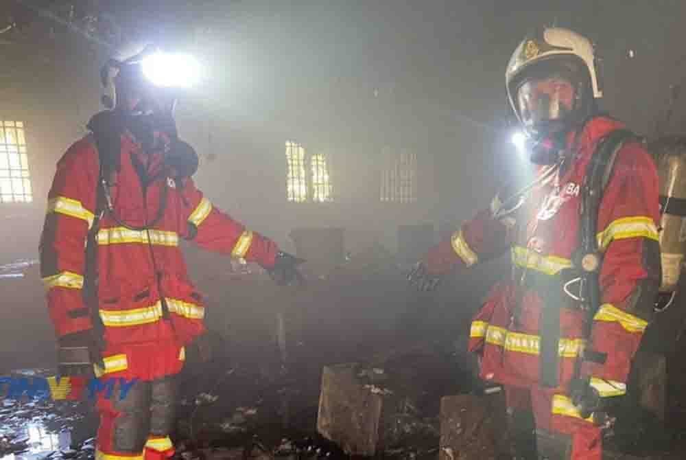 Sebuah bilik makmal komputer di Kampus Kejuruteraan Universiti Sains Malaysia (USM) di sini terbakar dan hampir musnah dalam kejadian kebakaran pada Ahad.Foto JBPM Pulau Pinang