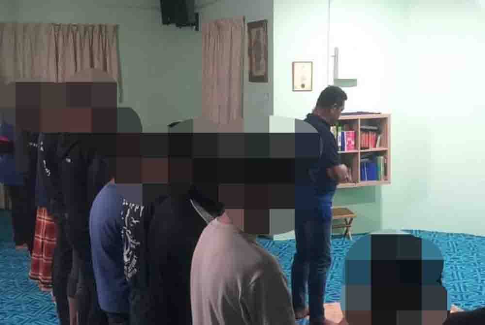 Kesemua penunggang motosikal menunaikan solat Subuh di Surau Fazwina IPD Sungai Buloh yang diimamkan Inspektor Che Hassan.